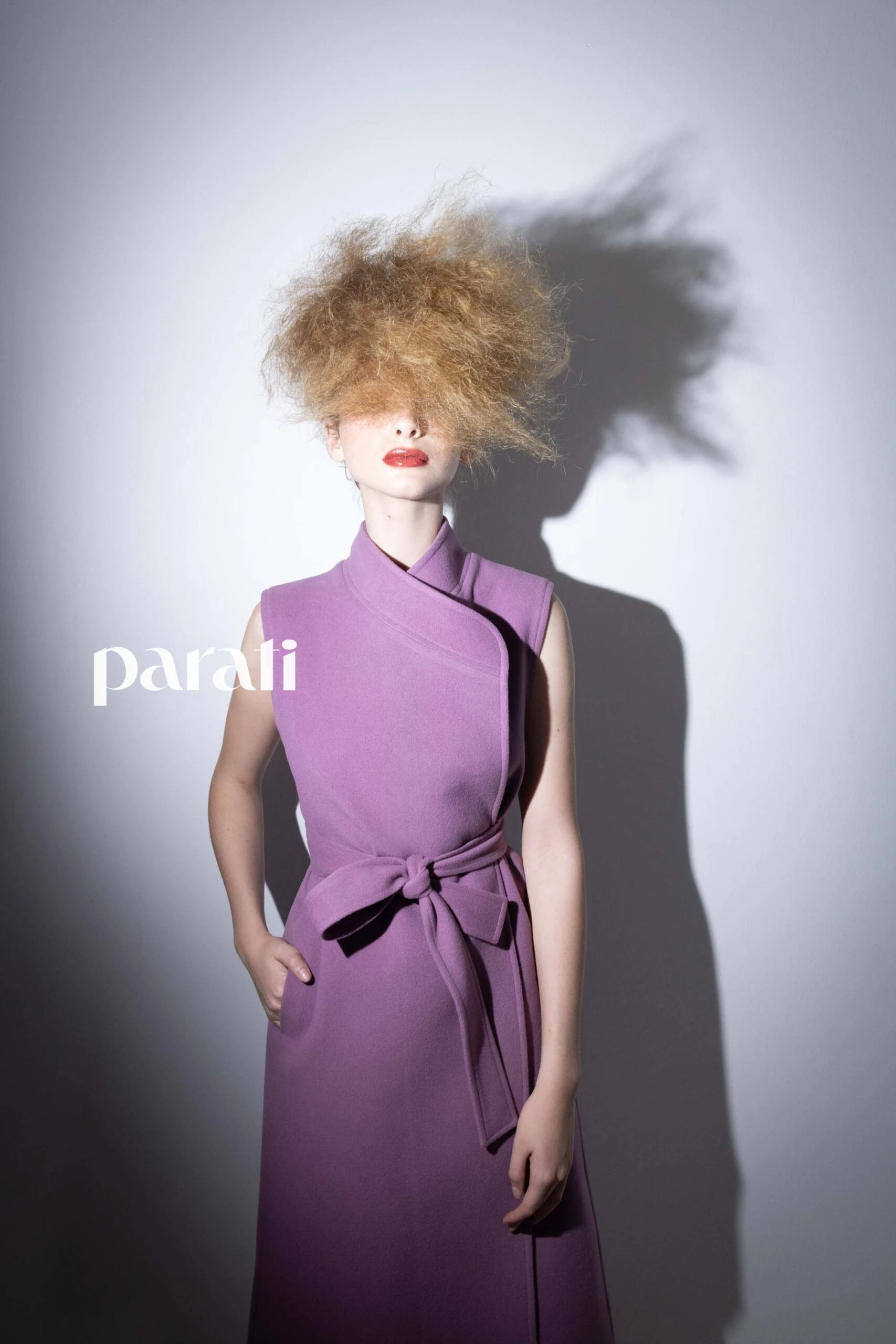 Robe manteau. Se trata de un chaleco con lazo que cruza armando un cuello que recuerda a los diseños japoneses minimalistas. La silueta es elongada en un color femenino y dulce. Una imagen rotunda, poderosa y llamativa. Chaleco de paño con lazo @bluesheepba