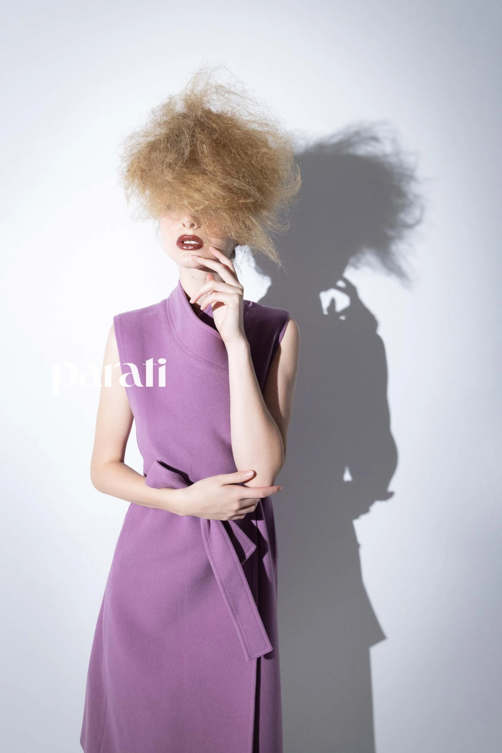 Robe manteau. Se trata de un chaleco con lazo que cruza armando un cuello que recuerda a los diseños japoneses minimalistas. La silueta es elongada en un color femenino y dulce. Una imagen rotunda, poderosa y llamativa. Chaleco de paño con lazo @bluesheepba