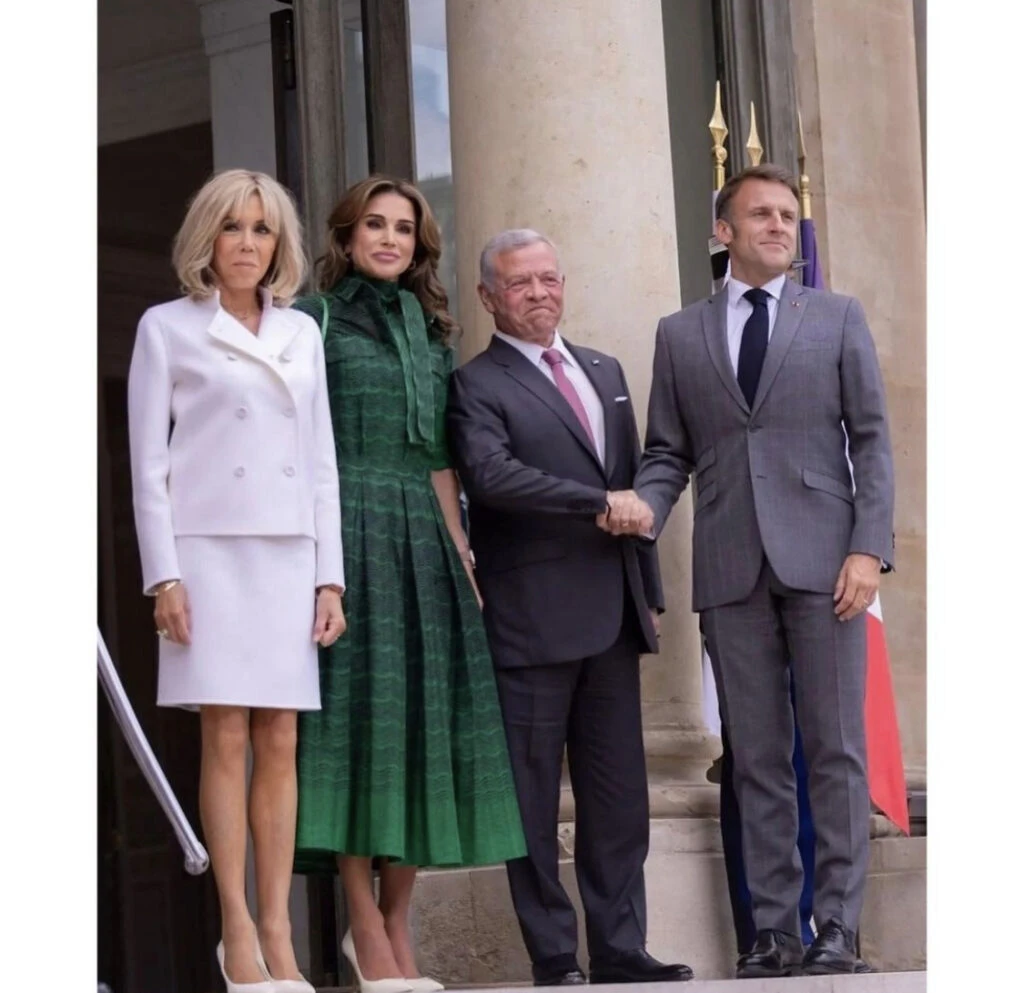 Rania de Jordania marcó tendencia con una pollera tableada. Foto: Instagram.