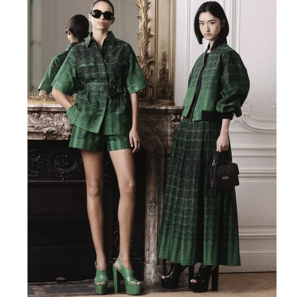 Rania de Jordania marcó tendencia con una pollera tableada. Foto: Instagram.