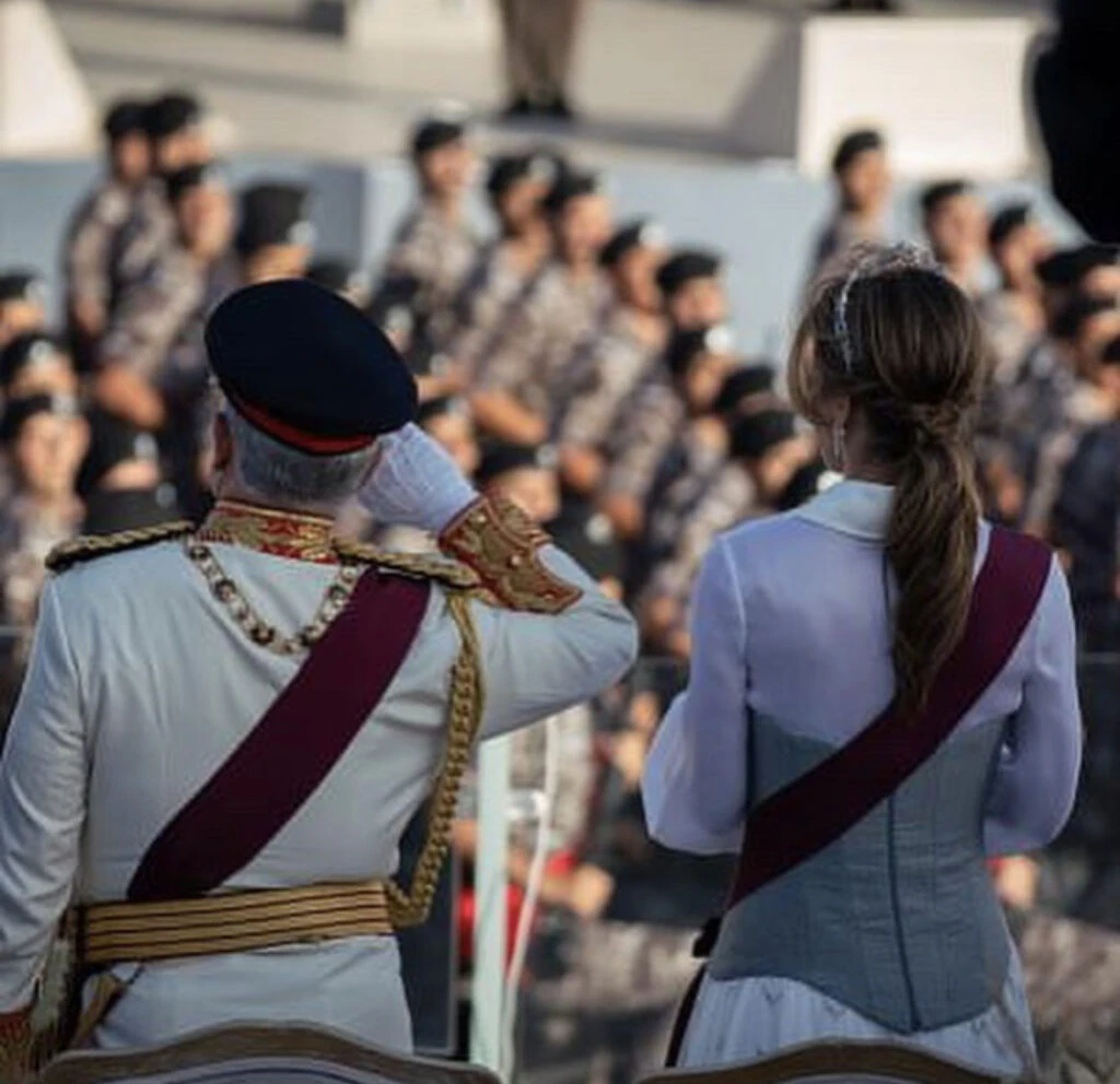 Rania de Jordania y su look más fashionista. Foto: Instagram. 