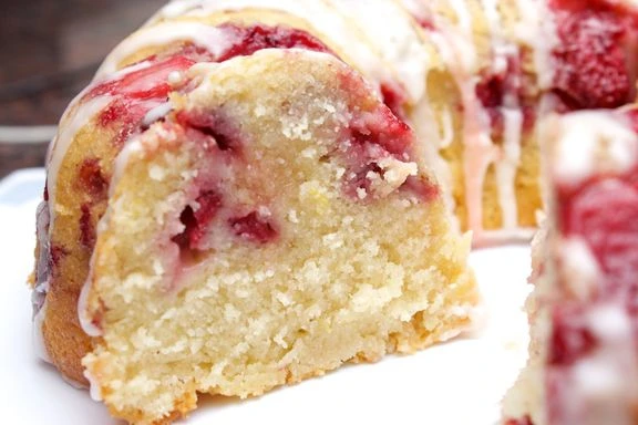 La receta ideal para preparar budín de yogur, frutillas y coco