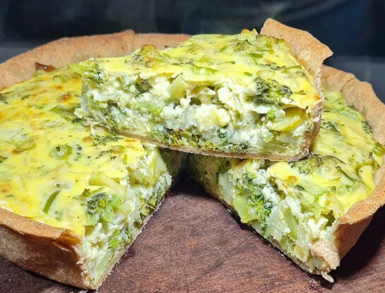 Tarta de brócoli y queso con masa casera: la receta práctica y fácil que te resuelve una comida