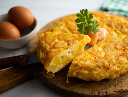Tortilla de papas, queso y huevo