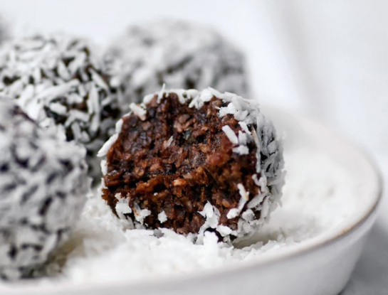 Trufas de chocolate y coco: la receta del snack desinflamante que no te podés perder