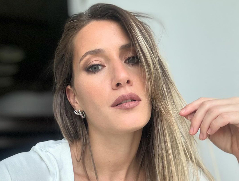 El look de Mica Viciconte en los 15 de Allegra: glamour en azul marino y silueta sirena