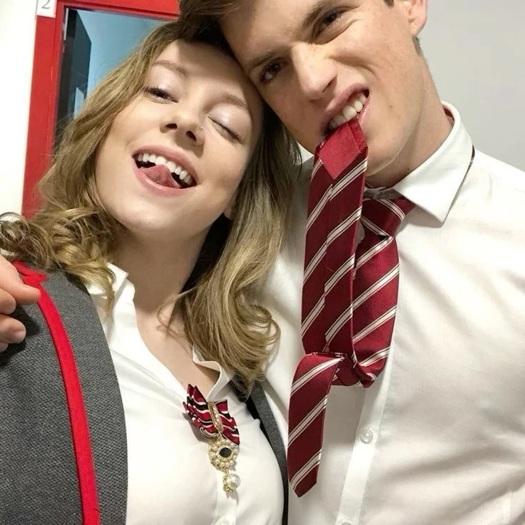 La salida a escondidas de Ester Expósito y Miguel Bernardeau