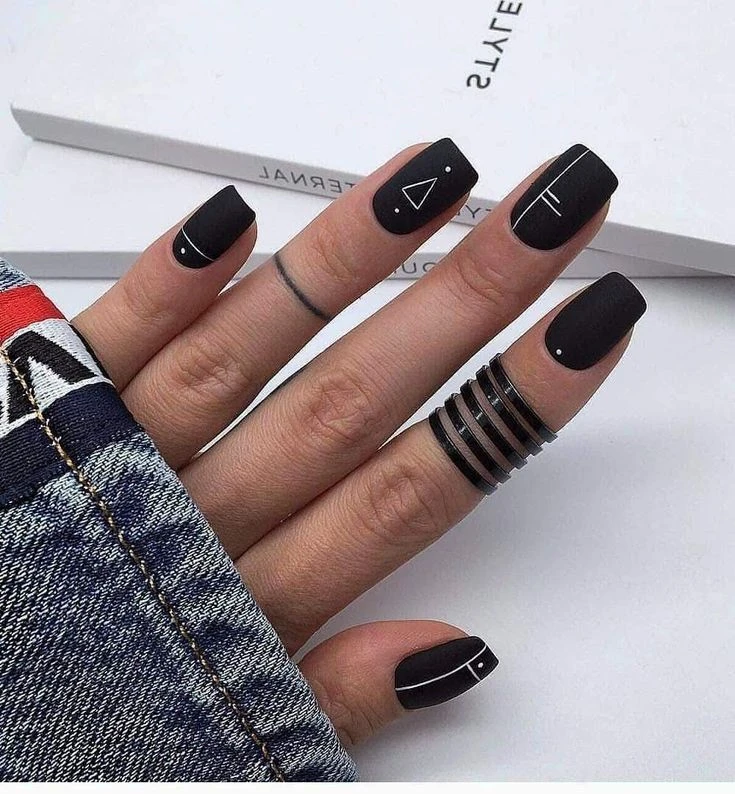 Las uñas geométricas marcan tendencia en el street style