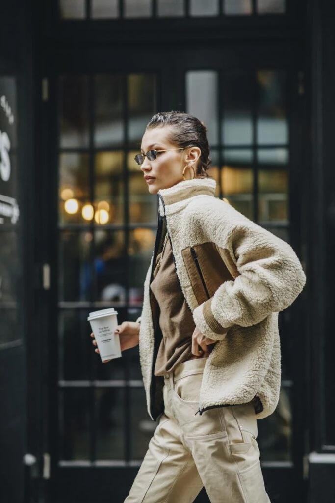 Alerta tendencia: estas camperas con corderito son las más elegidas del invierno