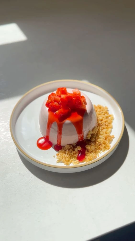 La panna cotta es un delicioso postre italiano que se originó a principios del siglo XX en la región de Piamonte. Su nombre, que significa “crema cocida”, y hoy, te enseñamos a hacerlo