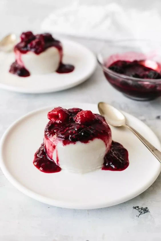 La panna cotta es un delicioso postre italiano que se originó a principios del siglo XX en la región de Piamonte. Su nombre, que significa “crema cocida”, y hoy, te enseñamos a hacerlo
