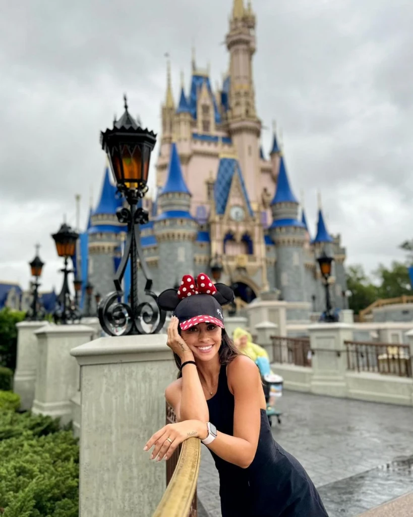 Las fotos de Antonela Roccuzzo junto a sus hijos disfrutando en los parques de Disney