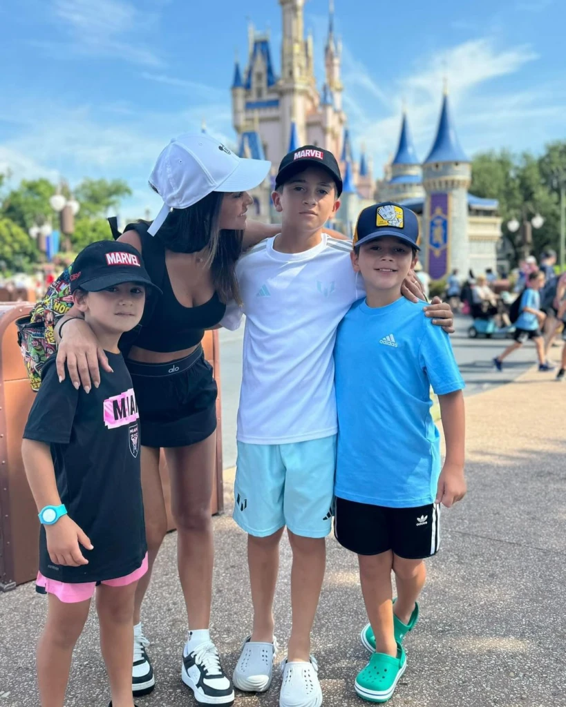Las fotos de Antonela Roccuzzo junto a sus hijos disfrutando en los parques de Disney