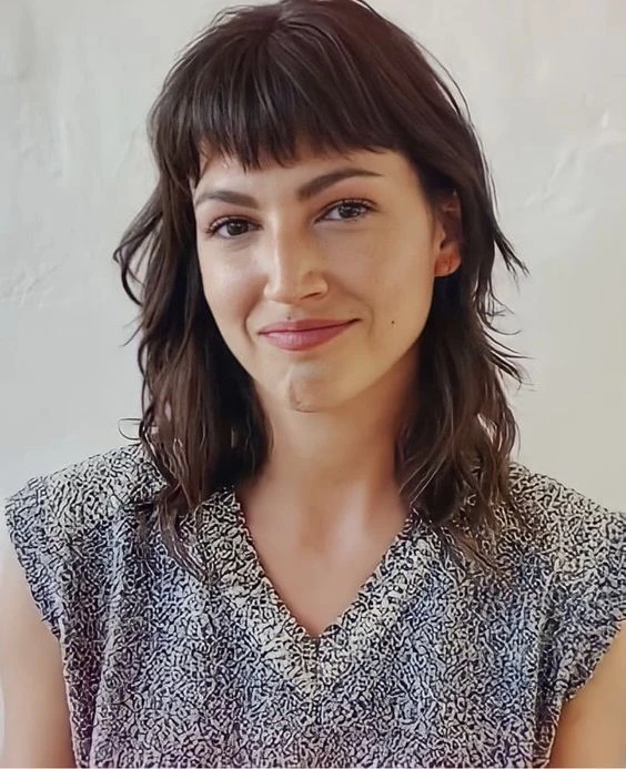 Qué son las choppy bangs: el flequillo favorito de las celebridades