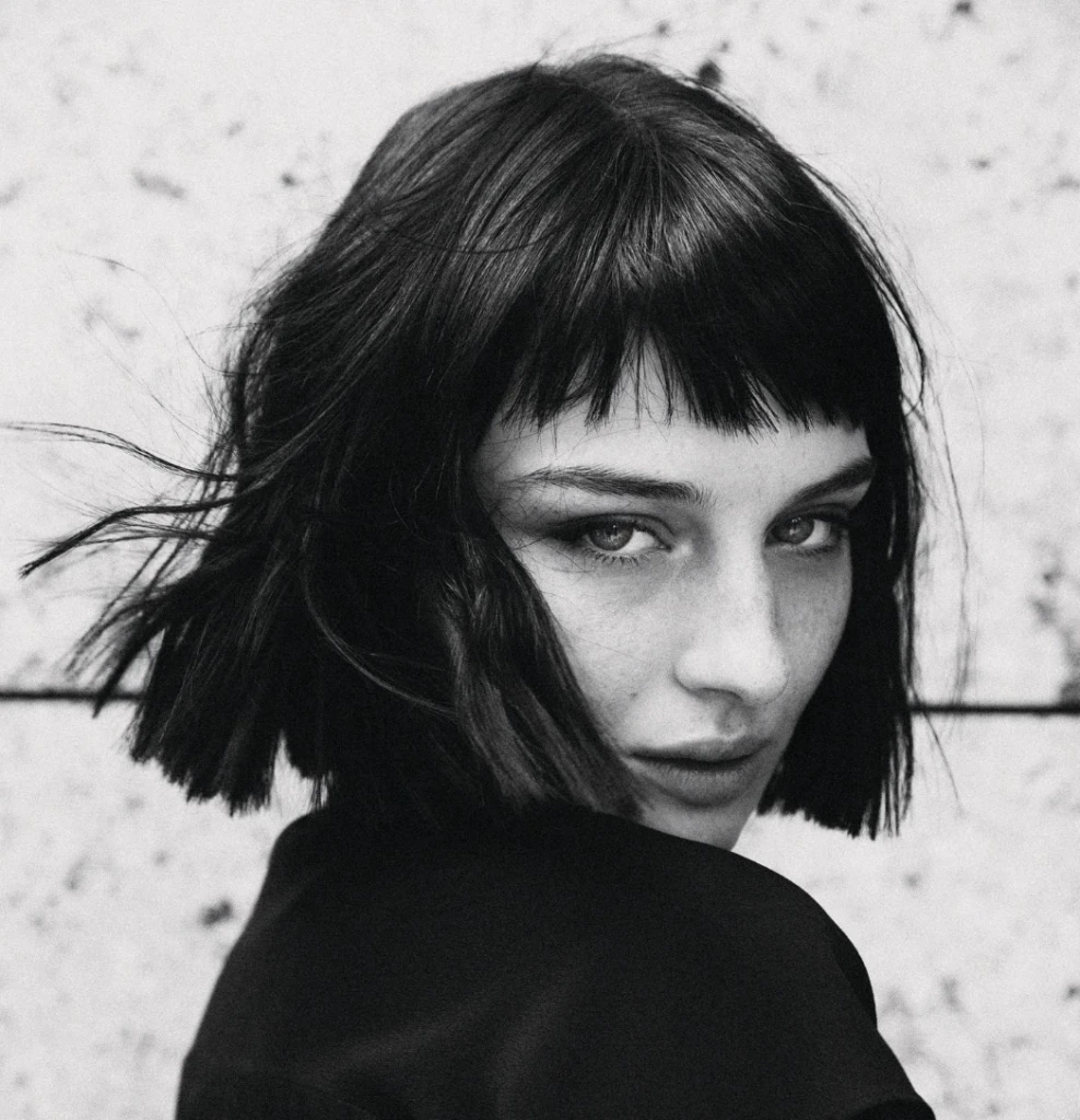 Qué son las choppy bangs: el flequillo favorito de las celebridades