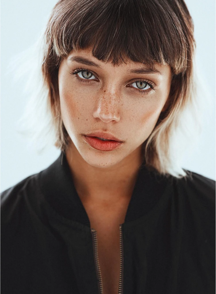 Qué son las choppy bangs: el flequillo favorito de las celebridades