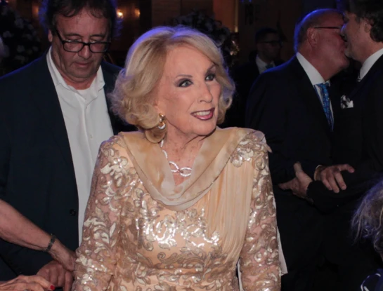 Mirtha Legrand eligió un look dorado para la cena anual de la Fundación Dr. Juan A. Fernández