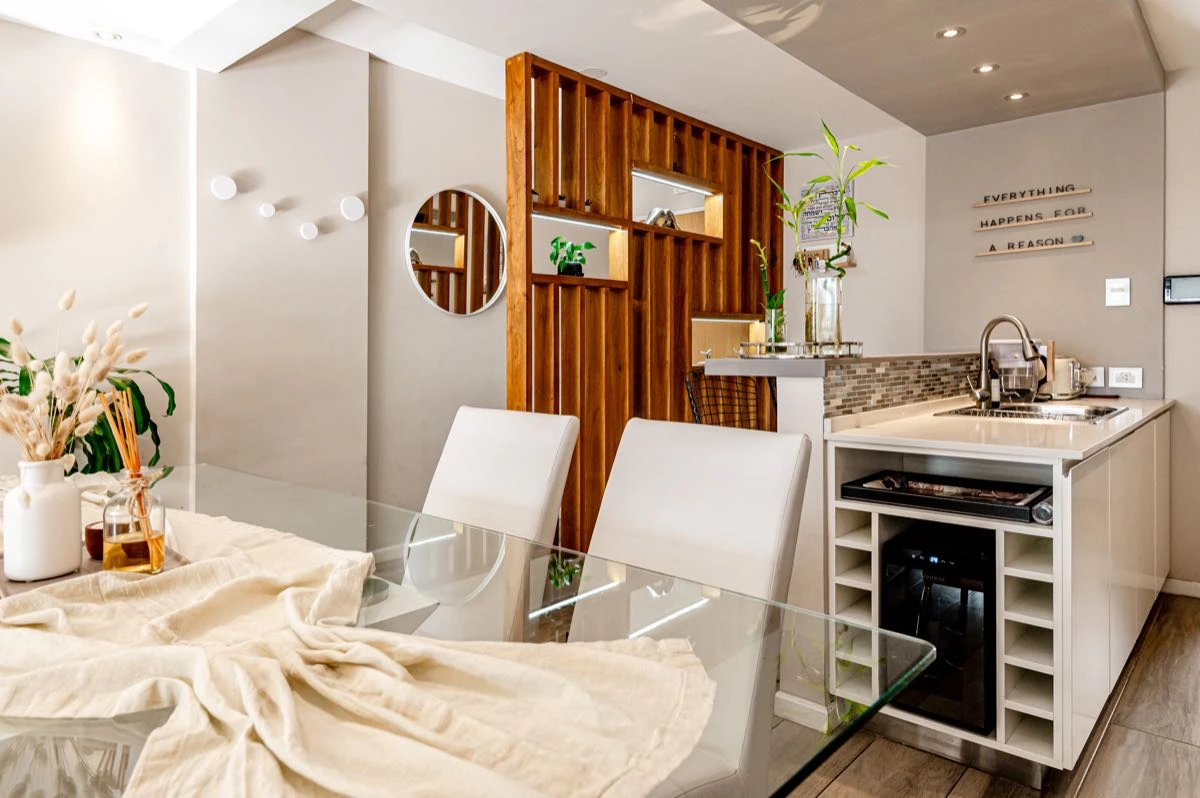 La elección de materiales sostenibles es un principio rector en el nuevo enfoque del interiorismo.