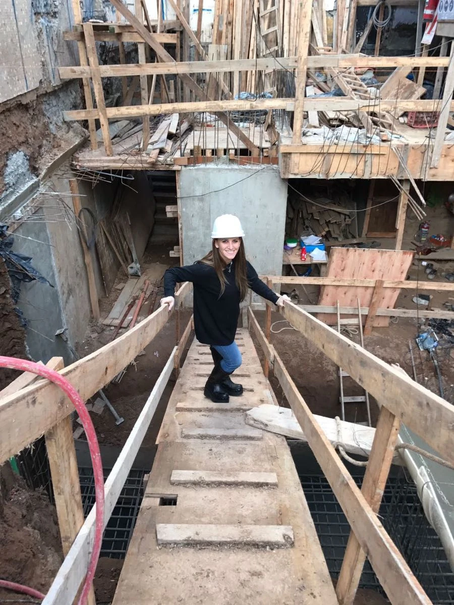 Jennifer Kohan es arquitecta, siguiendo un emotivo "mandato" de su abuelo y su padre. 