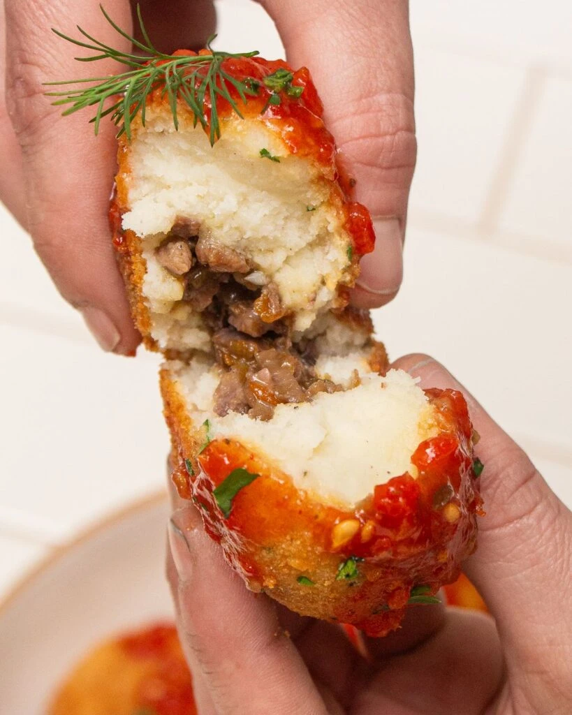 Bombas de papa y carne con verduras