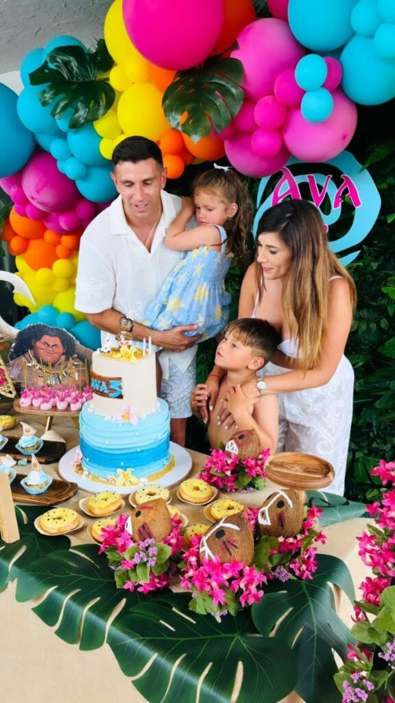 Las fotos del cumpleaños de 3 de Ava, la hija del Dibu Martínez