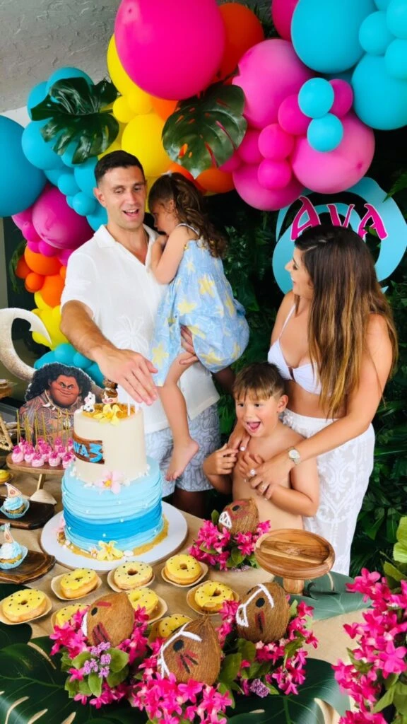 Las fotos del cumpleaños de 3 de Ava, la hija del Dibu Martínez
