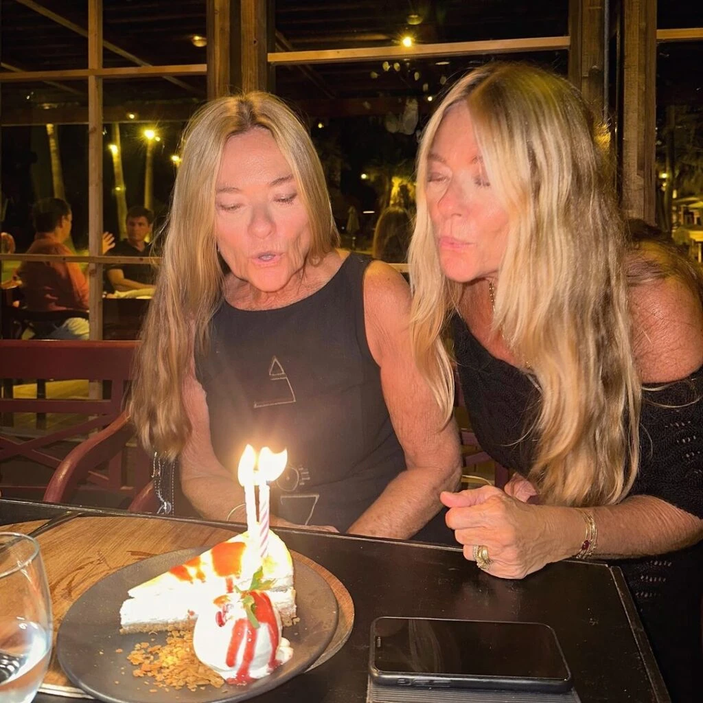 Las trillizas María Eugenia y María Emilia festejaron en un restó en España