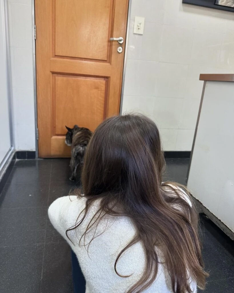 La China Suárez con su mascota, feliz por su recuperación