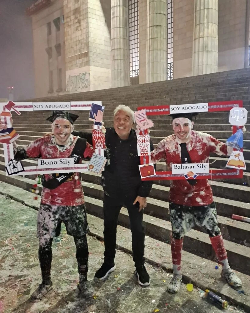 Coco Sily con sus hijos Bono y Baltasar, que se recibieron de abogados