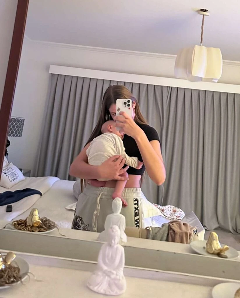 Allegra Cubero con Cruz edn brazos