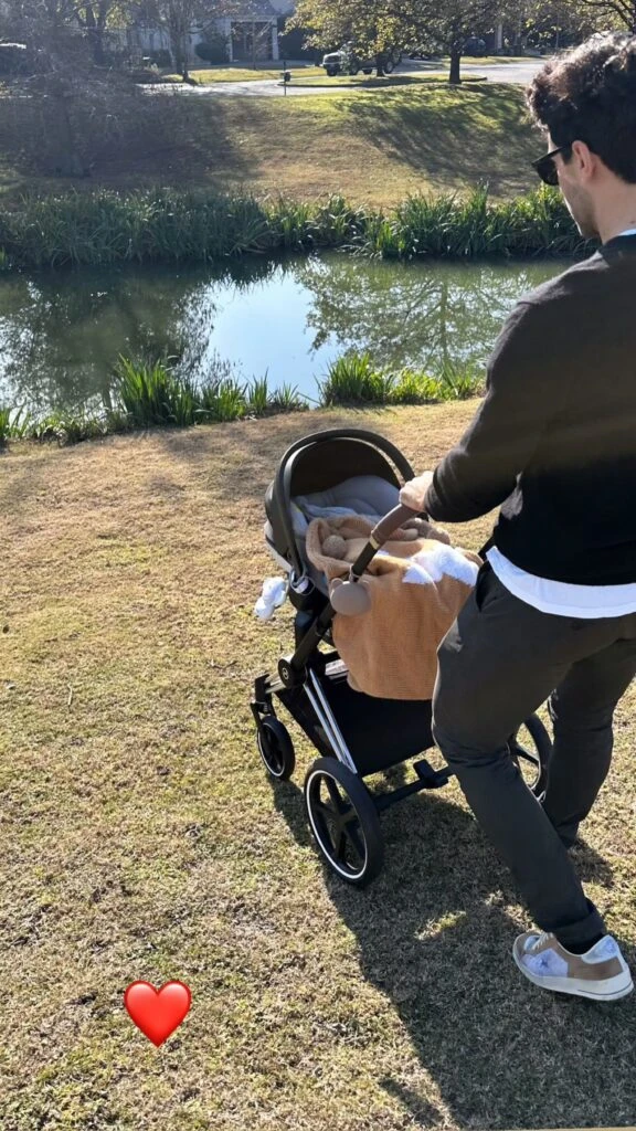 Manu Urcera mostró un paseo al sol con Nicole y su bebé