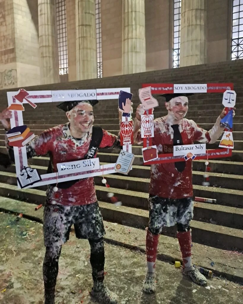 Coco Sily con sus hijos Bono y Baltasar, que se recibieron de abogados