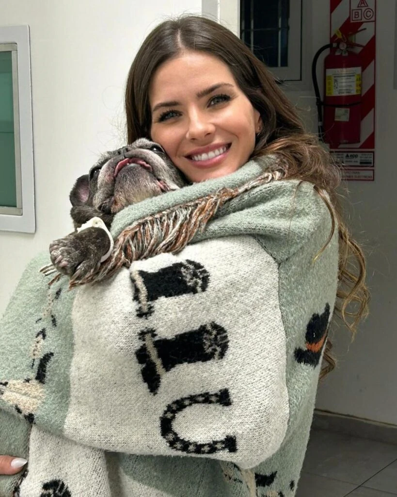 La China Suárez con su mascota, feliz por su recuperación