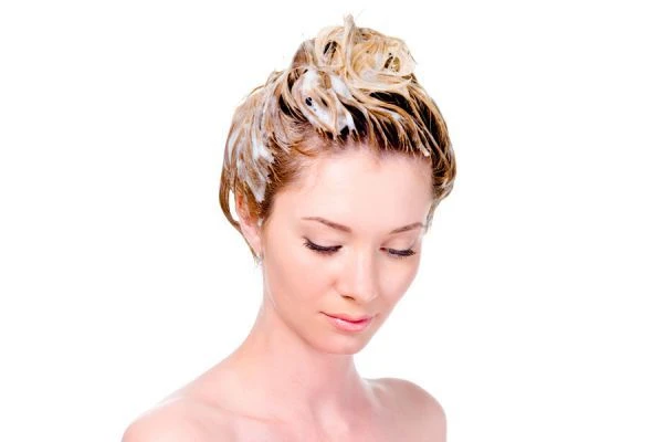 Cómo hacer un baño de crema casero en tu casa para cuidar tu pelo con poca plata