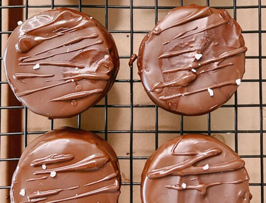 Alfajores chocolatosos: la receta de Antonela Robledo Irigoyen para hacer con los chicos en vacaciones