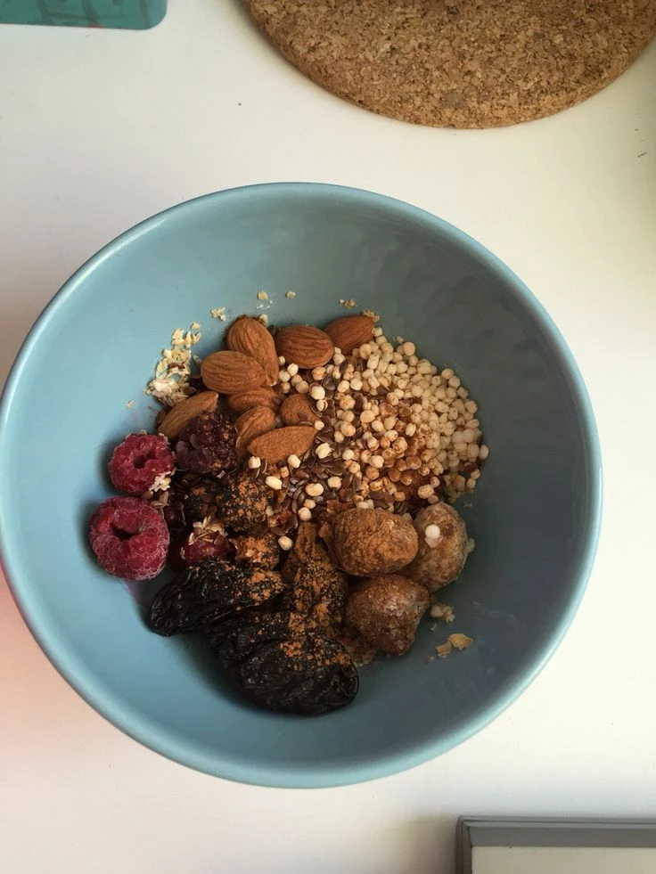 Avena con Quinoa inflada, frutos rojos, almendras, ciruelas pasas e higos