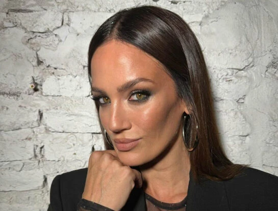 El look athleisure de Paula Chaves en sus vacaciones de invierno en la Patagonia