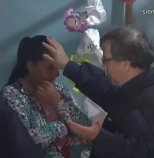 sacerdotes veteros junto a familia de loan en las marchas