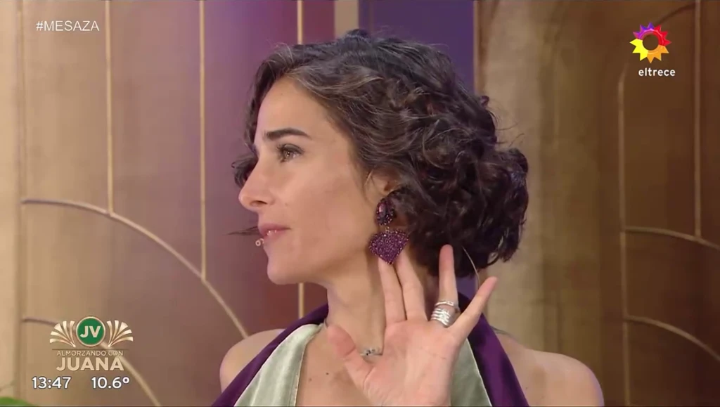 Juana Viale y su look en la mesaza