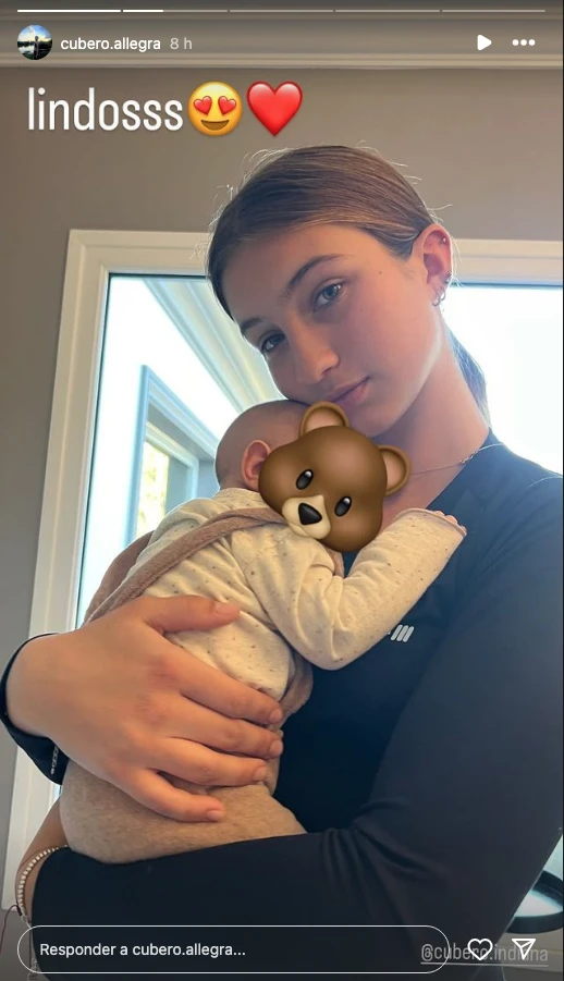 Indiana Cubero con Cruz en brazos: una foto que compartió su hermana Allegra Cubero. 