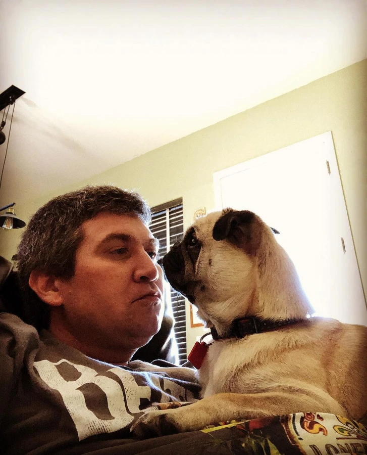 Benji Gregory con su mascota