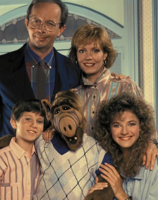 Benji Gregory con el resto del elenco de la serie Alf, éxito de los años 90. 