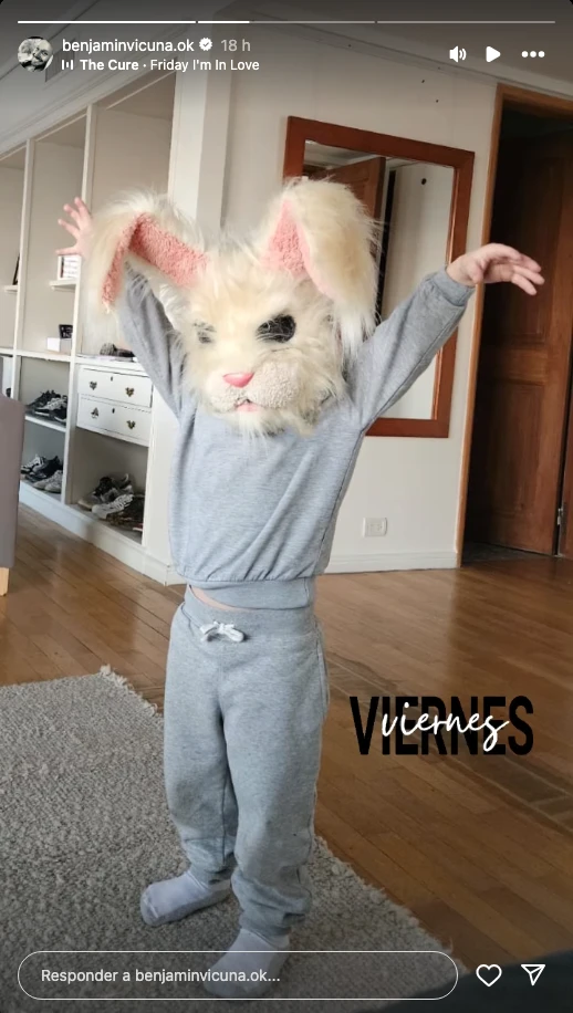 Amancio Vicuña jugando con una máscara.