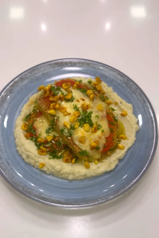 Milanesas de berenjena sobre puré de coliflor.