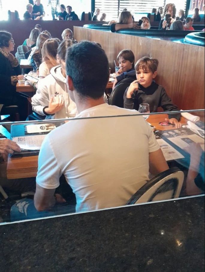 Lionel Scaloni y su familia en un restaurante de Rosario. Foto X @Diego Borinsky