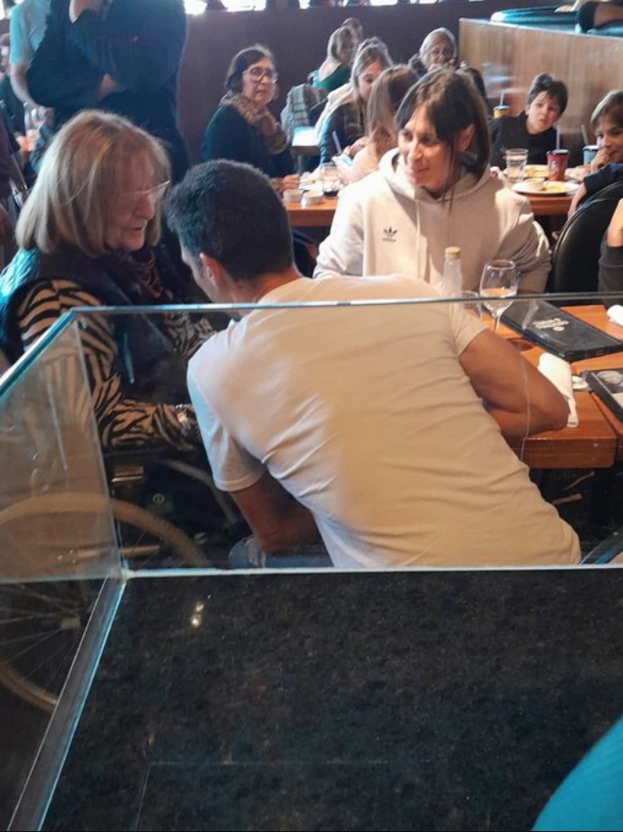 Lionel Scaloni y su familia en un restaurante de Rosario. Foto X @Diego Borinsky