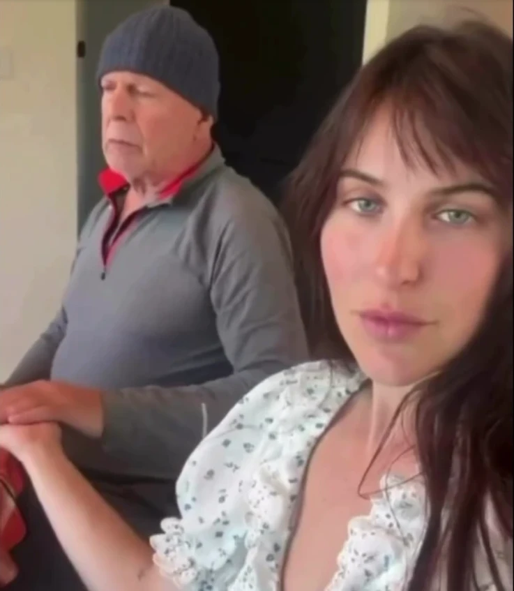 Bruce Willis con una de sus hijas, visiblemente afectado por la demencia