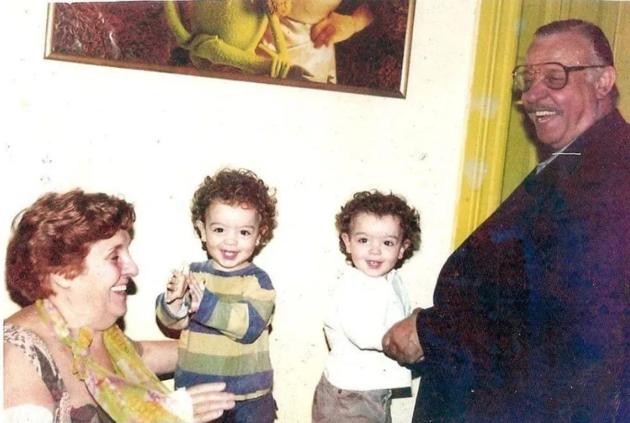 Bono y Baltasar Sily cuando eran chiquitos, con sus abuelos