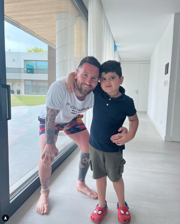 Lionel Messi con Bruno, el hijo menor de Mascherano
