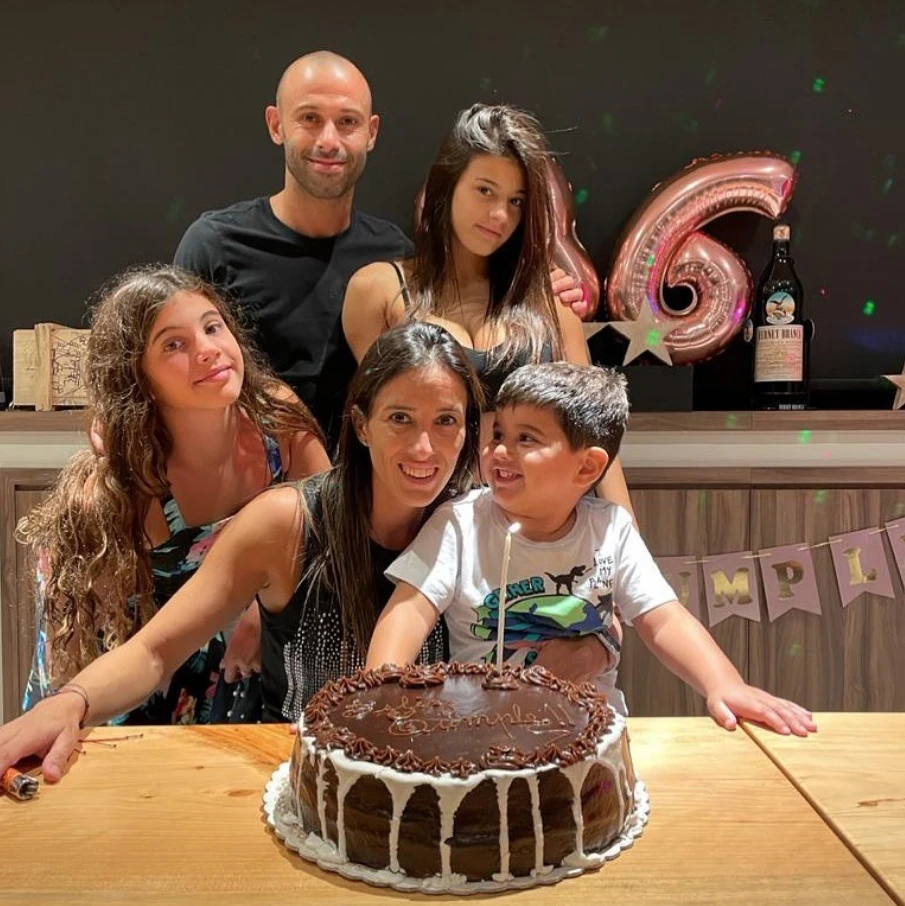 Javier Mascherano y sui esposa, Fernanda Morello, y sus hijos, Lola, Alma y Bruno